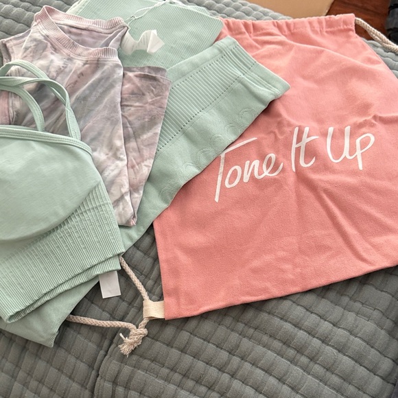 Avocado Mint Green Leggings Set - Picture 1 of 14